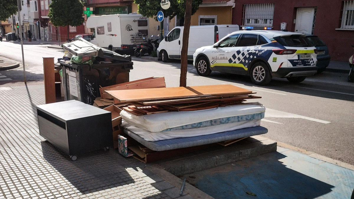 39 denunciados en Málaga por tirar muebles en el contenedor fuera del horario establecido