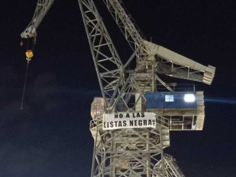 Dos trabajadores del metal de Cádiz se atrincheran en una grúa para denunciar las listas negras