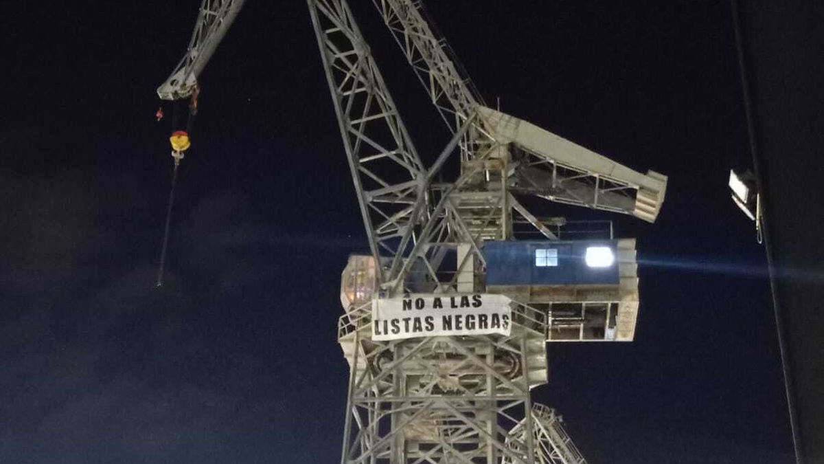 Dos trabajadores del metal de Cádiz se atrincheran en una grúa para denunciar las listas negras