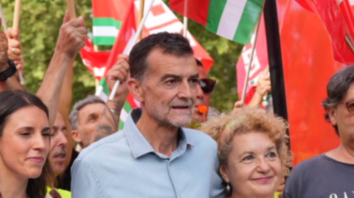 Antonio Maíllo en la huelga del sector de la logística en Sevilla. - Marina Ortiz