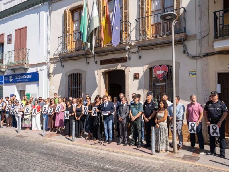 Minuto de silencio guardado en el Ayuntamiento de Mairena del Aljarafe.