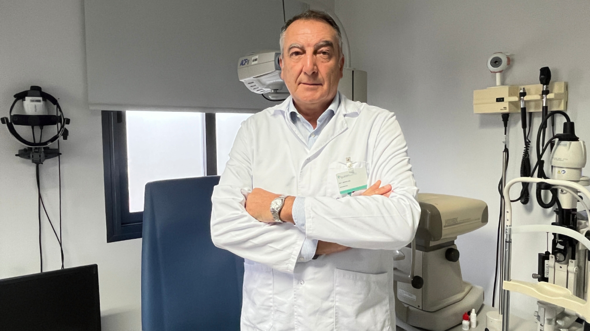 El doctor Francisco Martín Leal, jefe del servicio de Oftalmología del Hospital Quirónsalud Sagrado Corazón