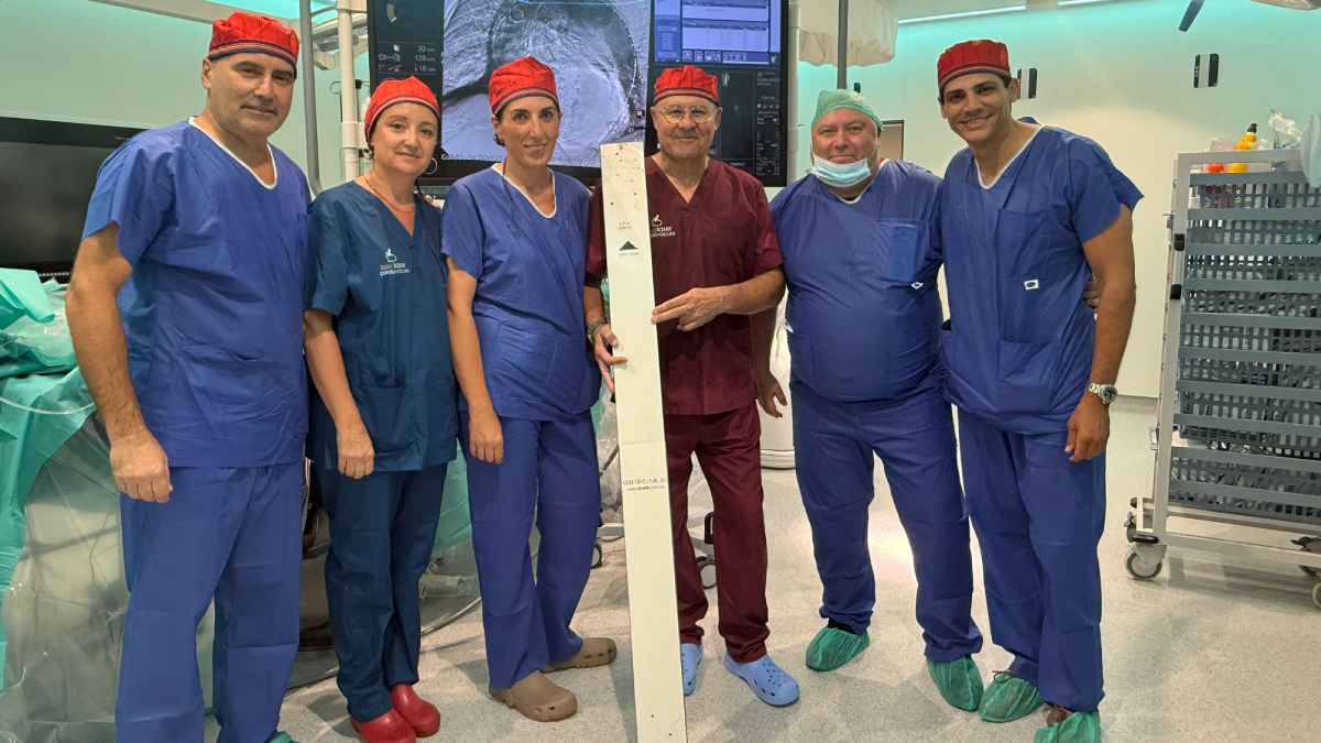 Foto de equipo tras la cirugía en el quirofano hibrido del hospital Quironsalud Sagrado Corazon